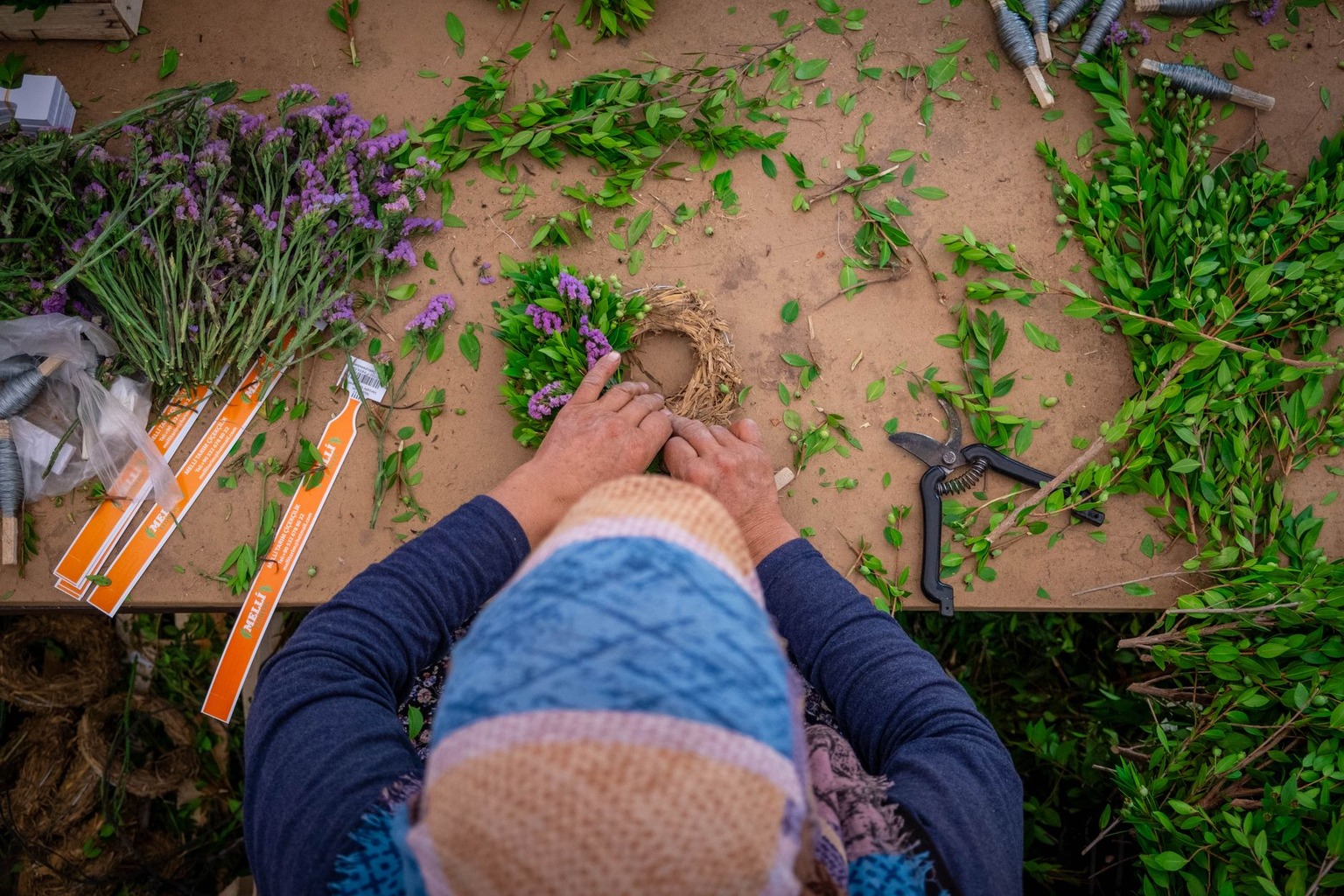 Design écologique : innovations artistiques pour un avenir durable — Collaborer avec des communautés locales pour ancrer