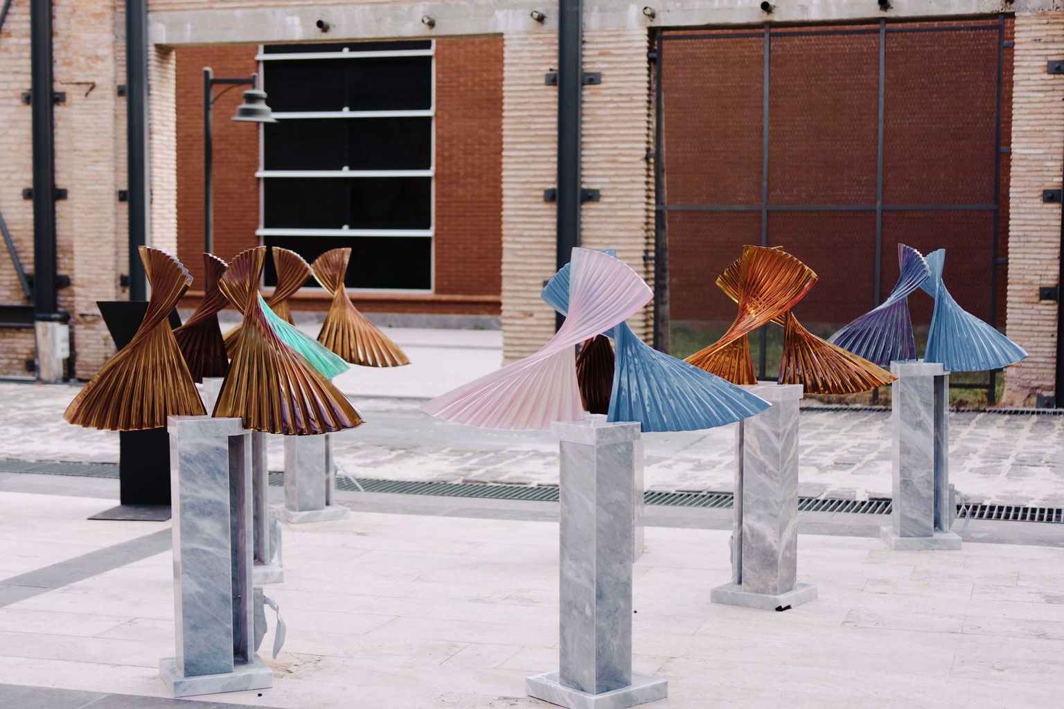 Les matériaux innovants en art contemporain : quelles alternatives aux traditionnels ?